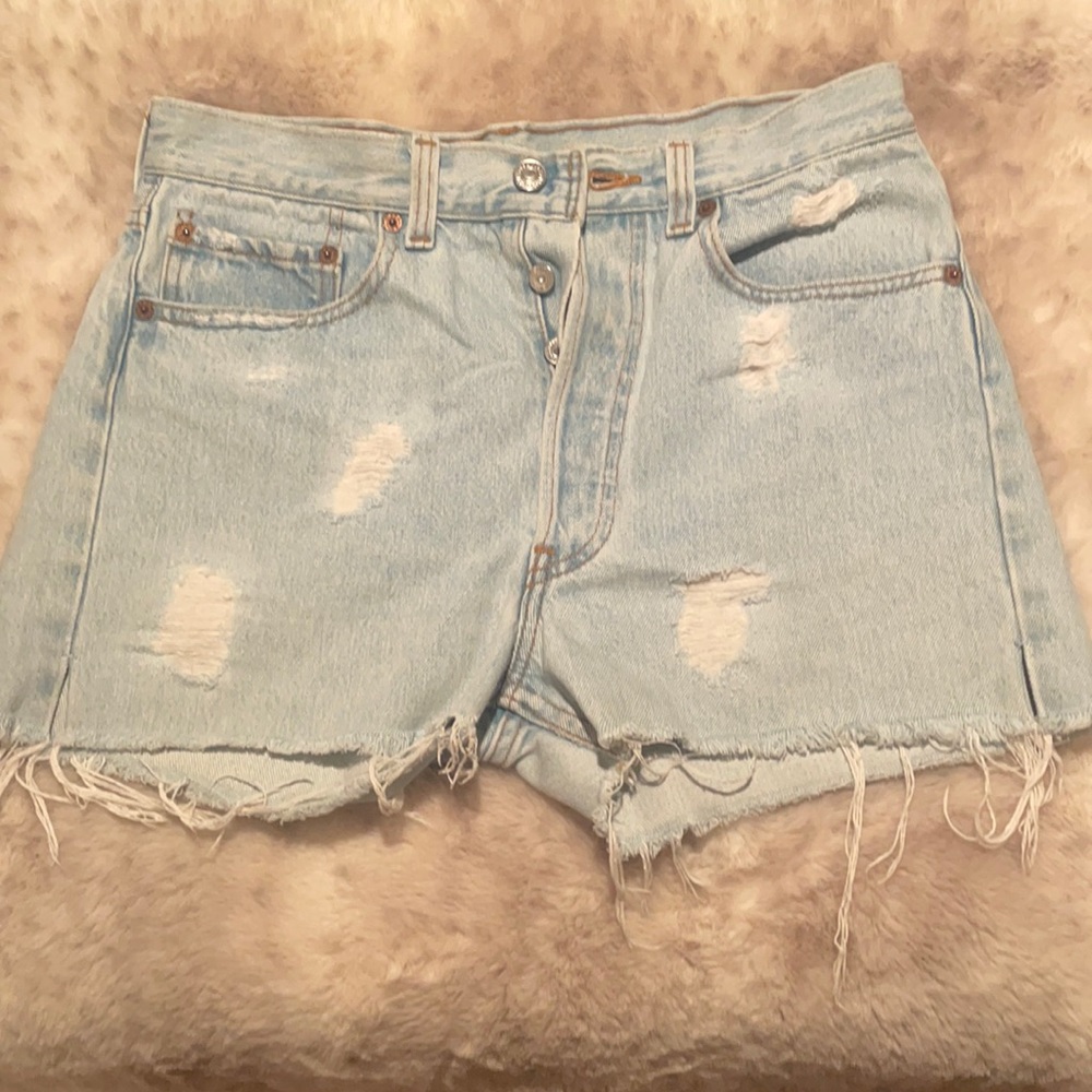✨distressed light wash Levi’s shorts✨